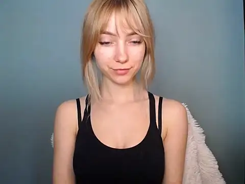 LuciaYoung live sex cam