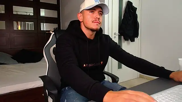 ElijahThorne live sex cam