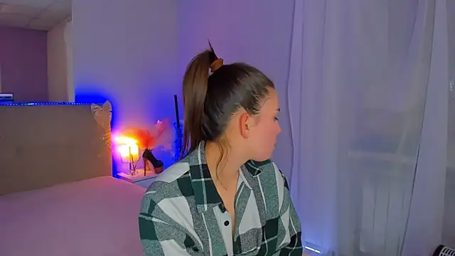 Laura_Leee's cam snapshot