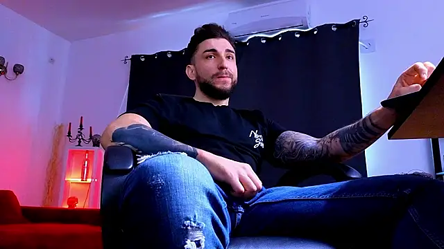 MightyAaron66 live sex cam