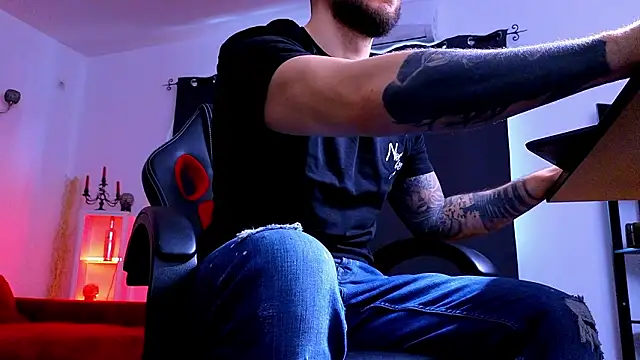 MightyAaron66 live sex cam