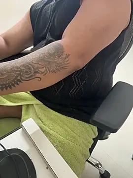 FlirtyxBoy's cam snapshot