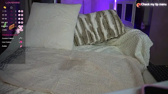 LisaAkira live sex cam