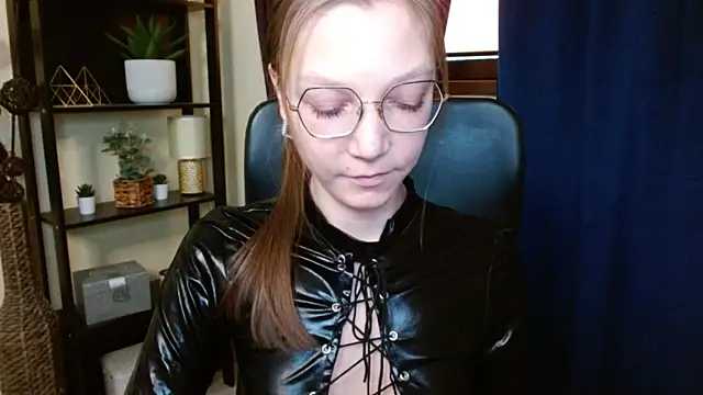 EmillyPlay's cam snapshot