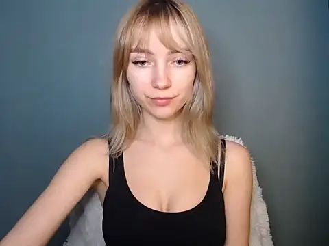 LuciaYoung live sex cam