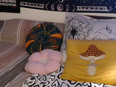 AlienforTwenty live sex cam