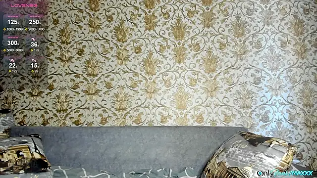 Maxhornyblondieman live sex cam