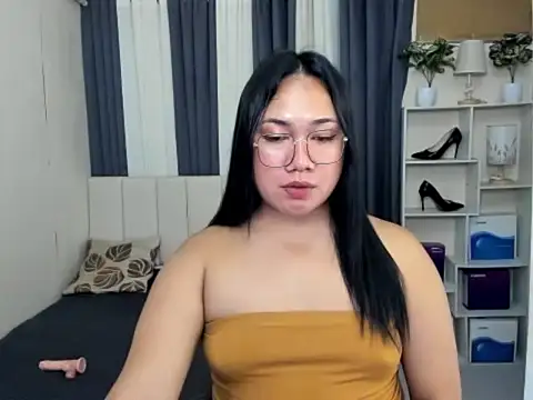 TsUncutKaren live sex cam