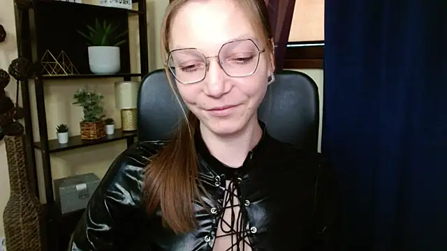 EmillyPlay's cam snapshot