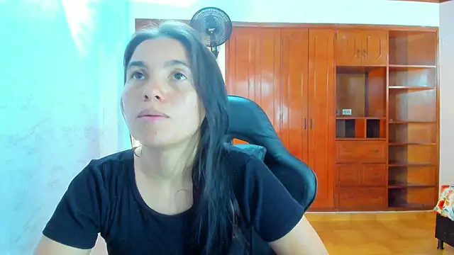 Emily_and_Soffy's cam snapshot