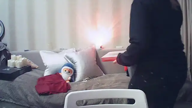 MoodieMira's cam snapshot