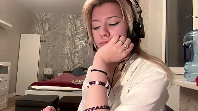 LadyFoxLove's cam snapshot