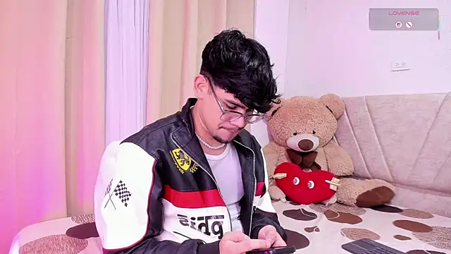 isaac_saenzs's cam snapshot