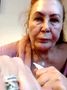 Hottie-Mom live sex cam