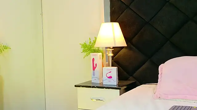 Holly_Brensonexx_ live sex cam