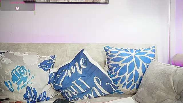 Sara_Charmy's cam snapshot