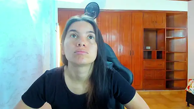 Emily_and_Soffy's cam snapshot