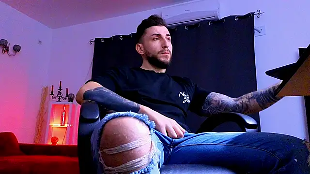 MightyAaron66 live sex cam