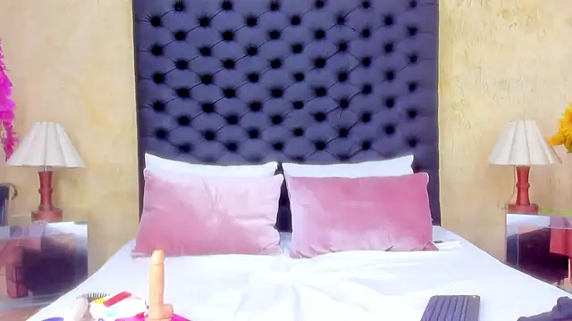 NahomiWhitel live sex cam