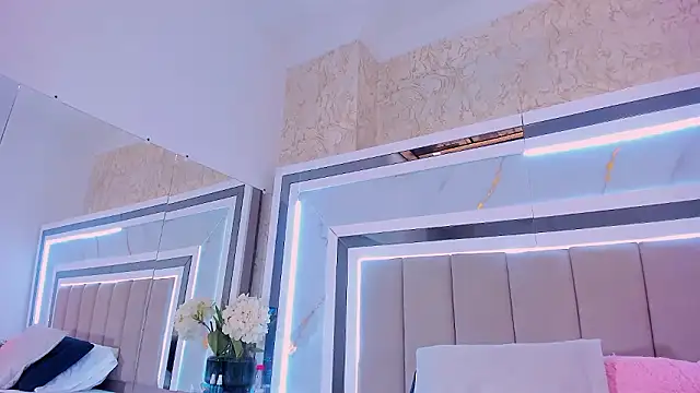 IsaBlue's cam snapshot