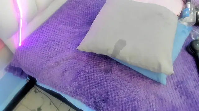 mask_red_girl's cam snapshot