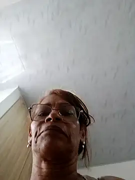 BustyMilf_'s cam snapshot