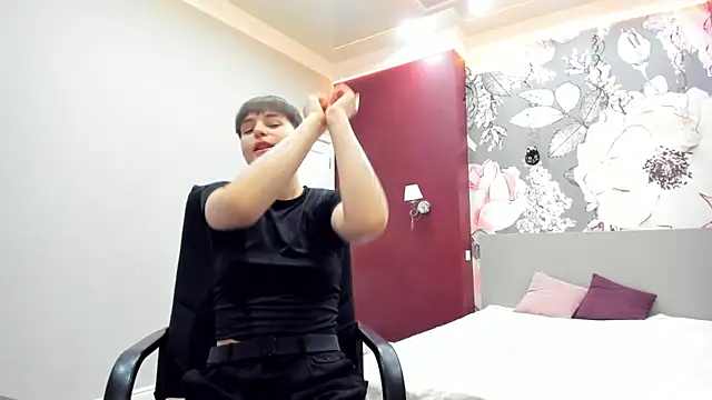 EmiliaYours's cam snapshot