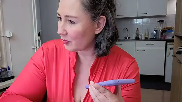 MilfGina live sex cam