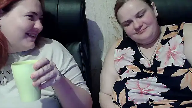 HollyXXXEva's cam snapshot