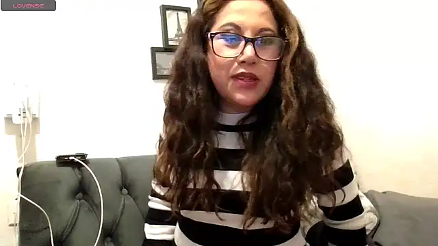 MirandaLatinaLovely's cam snapshot