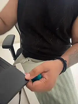 FlirtyxBoy's cam snapshot