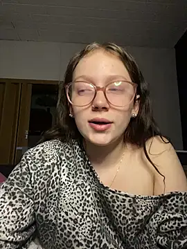 YoungLisaa18 live sex cam