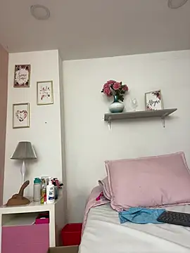 LauraRaider live sex cam