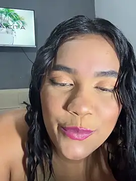 Latina_kiara live sex cam