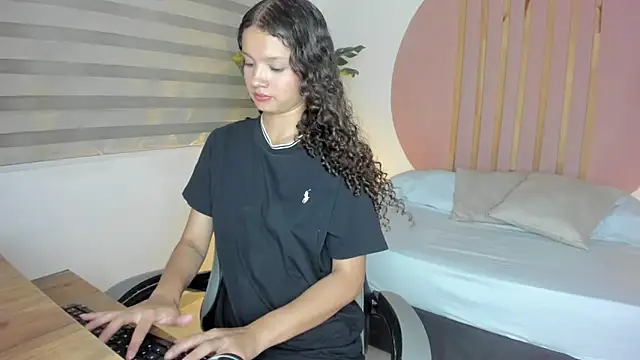 seraphine_lark's cam snapshot