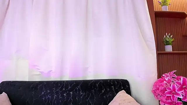 charlotte_mitchell_'s cam snapshot