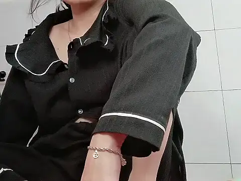 Tuyet696 live sex cam