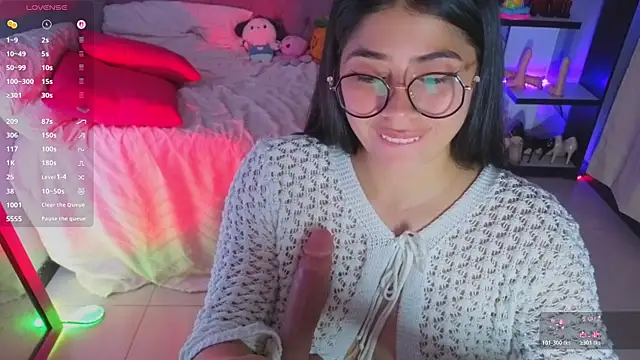 LoaLuxury's cam snapshot