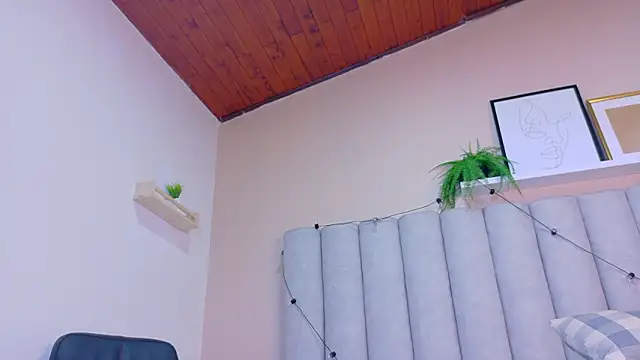 RiriiBrunette__'s cam snapshot