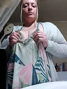 BigBoobsMia120 live sex cam