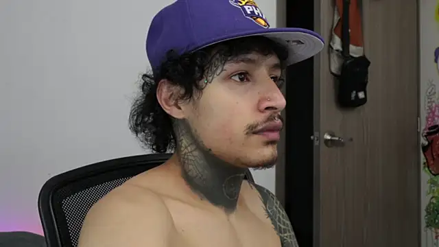 trieone live sex cam