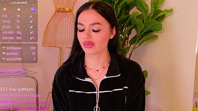 TiaBelle live sex cam