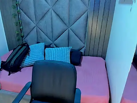 AndrewKenoxx_'s cam snapshot