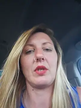 SheIsSomething live sex cam