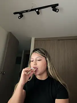 lunablossom_'s cam snapshot