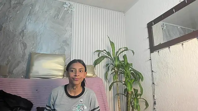 LesliePetit live sex cam