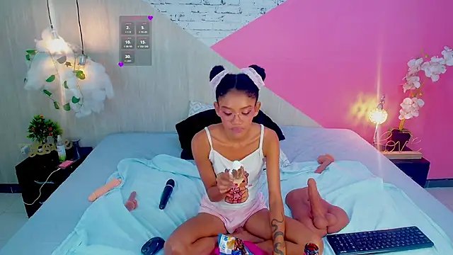 adisson_petite1's cam snapshot