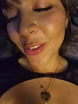 Kitty_San_xXx live sex cam