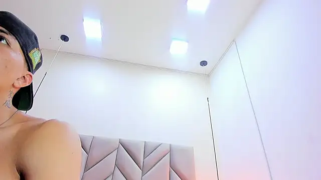 LoganGreys live sex cam