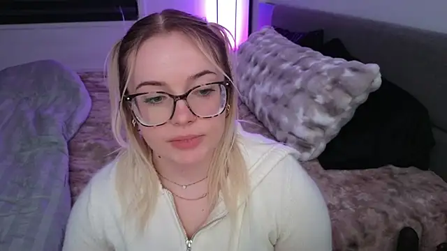 margot_robbie7's cam snapshot